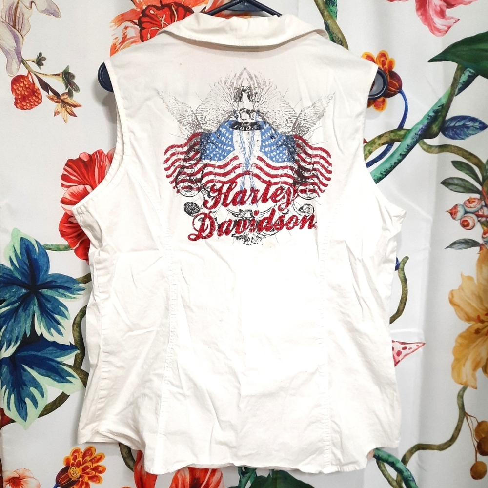 [Harley-Davidson] Woman's white zip up sleeveless top.
